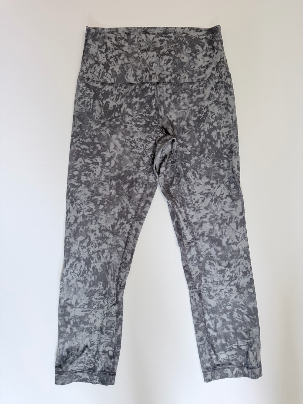 Lululemon size 6 crop 23in Gray Marble Pattern Yoga Leggings